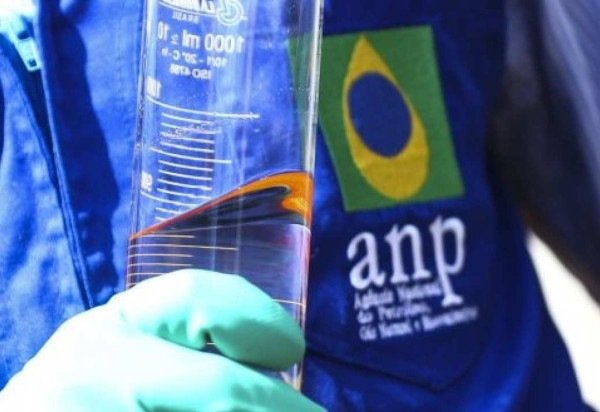 Os estabelecimentos que aderirem a essa medida vão receber R$ 0,32 por litro comercializado -  (crédito: Marcelo Camargo/Agência Brasil )