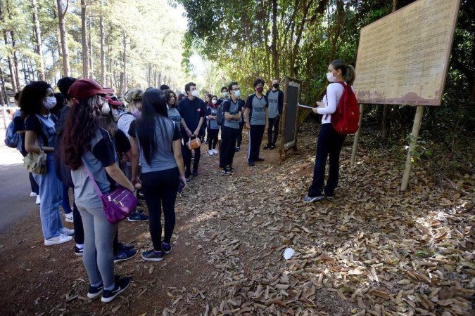  28/06/2022 Crédito: Marcelo Ferreira/CB/D.A Press. Brasil. Brasilia - DF - Parque Jardim Botânico. Projeto Cerrado Vivo, Alunos do  Centro de Ensino Médio deTaguatinga Norte participam do Projeto Cerrado Vivo com a professora Edijane Amaral.