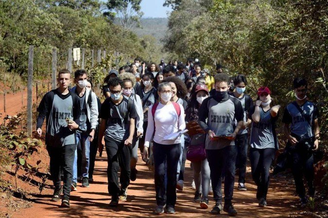  28/06/2022 Crédito: Marcelo Ferreira/CB/D.A Press. Brasil. Brasilia - DF - Parque Jardim Botânico. Projeto Cerrado Vivo, Alunos do  Centro de Ensino Médio deTaguatinga Norte participam do Projeto Cerrado Vivo com a professora Edijane Amaral.