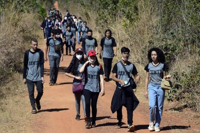  28/06/2022 Crédito: Marcelo Ferreira/CB/D.A Press. Brasil. Brasilia - DF - Parque Jardim Botânico. Projeto Cerrado Vivo, Alunos do  Centro de Ensino Médio deTaguatinga Norte participam do Projeto Cerrado Vivo com a professora Edijane Amaral.