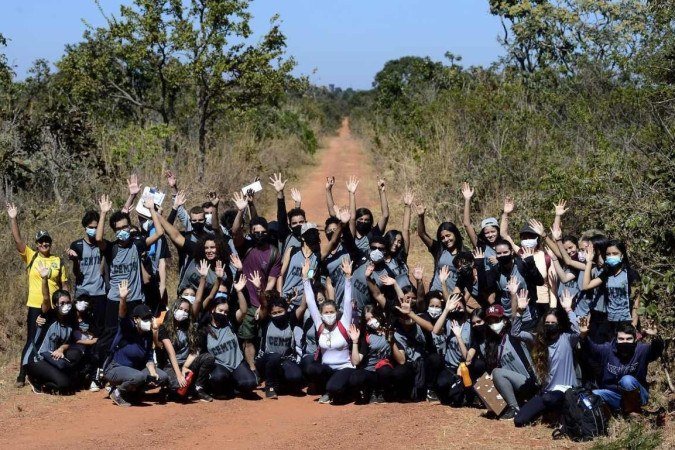  28/06/2022 Crédito: Marcelo Ferreira/CB/D.A Press. Brasil. Brasilia - DF - Parque Jardim Botânico. Projeto Cerrado Vivo, Alunos do  Centro de Ensino Médio deTaguatinga Norte participam do Projeto Cerrado Vivo com a professora Edijane Amaral.