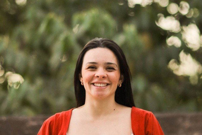  A tatuadora Larissa Azevedo e alguns dos seus desenhos: traços delicados
