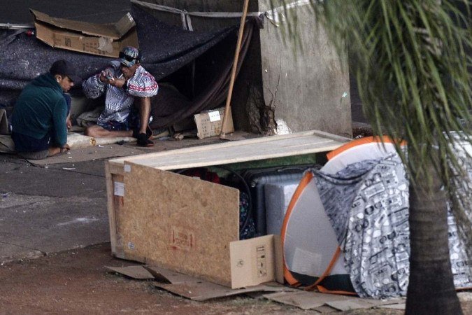  30/06/2022. Crédito: Minervino Júnior/CB/D.A Press. Brasil.  Brasilia - DF. Usuários de droga(crack) na Rodoviária do Plano Piloto.