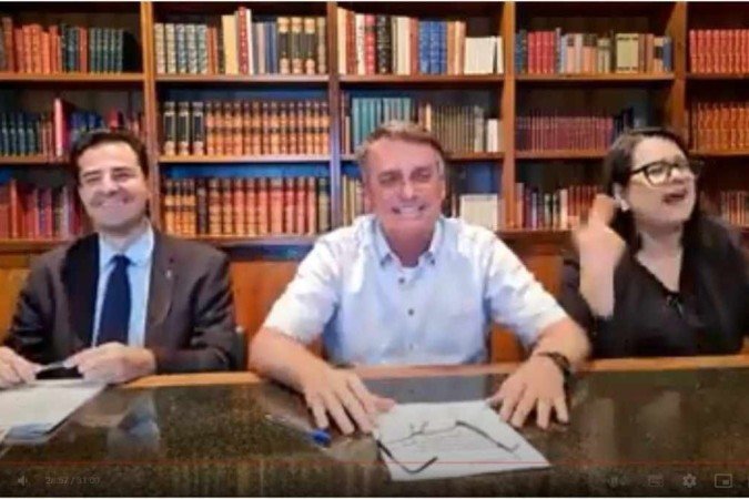 Bolsonaro aumenta o tom para governadores que entraram na Justiça contra decisão de limitar a 17% o ICMS - (crédito: Reprodução / Youtube) Bolsonaro aumenta o tom para governadores que entraram na Justiça contra decisão de limitar a 17% o ICMS - (crédito: Reprodução / Youtube)