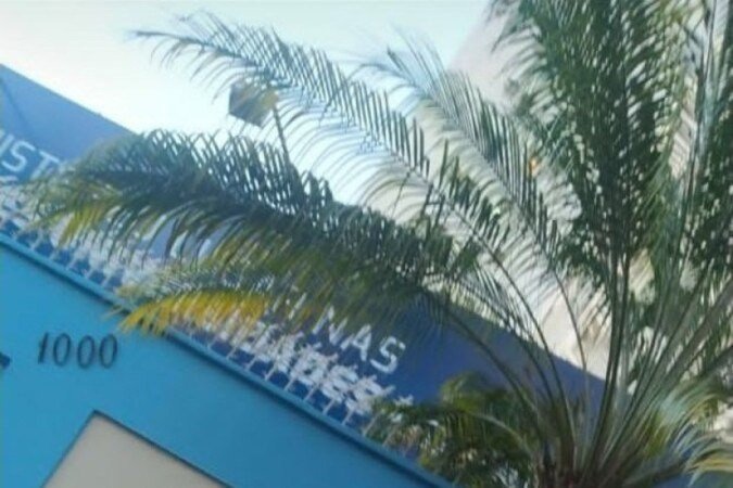 Profissionais da escola cobrem cartazes com mensagens solicitando o retorno do professor