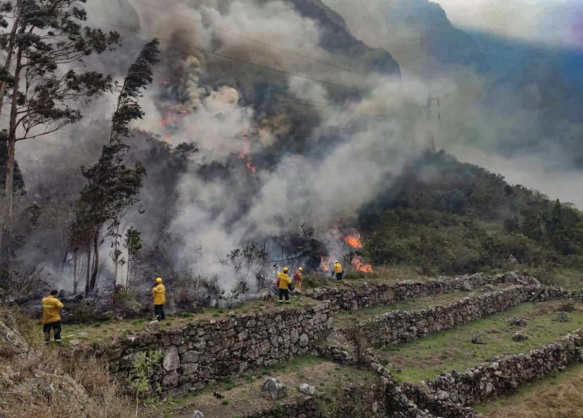 Bombeiros do Peru controlam incêndio que ameaçava Machu Picchu