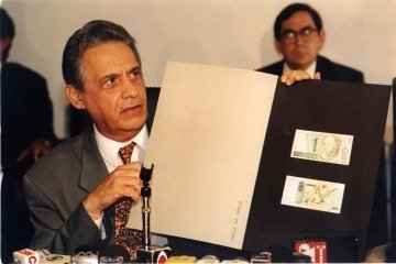  Fernando Henrique Cardoso, então ministro da Fazenda, apresenta cédulas do real, em 1994: sucesso garantiu vitória eleitoral -  (crédito:  Eraldo Peres/CB/D.A Press)