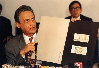  Fernando Henrique Cardoso, então ministro da Fazenda, apresenta cédulas do real, em 1994: sucesso garantiu vitória eleitoral -  (crédito:  Eraldo Peres/CB/D.A Press) - Fernando Henrique Cardoso, então ministro da Fazenda, apresenta cédulas do real, em 1994: sucesso garantiu vitória eleitoral -  (crédito:  Eraldo Peres/CB/D.A Press)