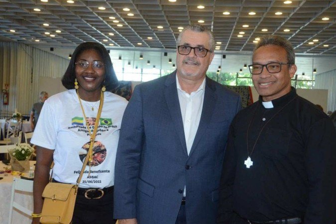 O casal Moudoute-Bell com Padre Vanilson