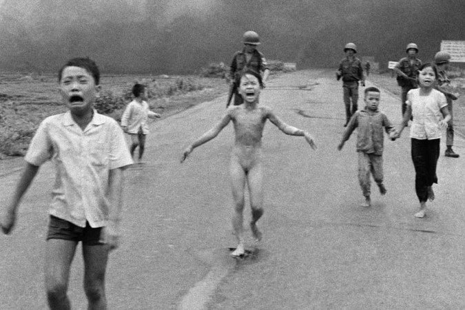 Foto do ano em 1973, 'O terror da guerra' mostra crianças vietnamitas fugindo de um ataque de napalm - (crédito: AP via World Press Photo) Foto do ano em 1973, 'O terror da guerra' mostra crianças vietnamitas fugindo de um ataque de napalm - (crédito: AP via World Press Photo)
