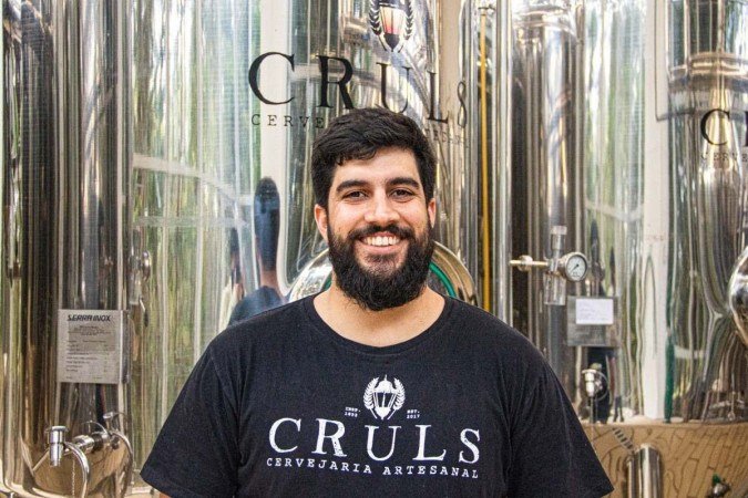  2022. Cidades. Bebidas artesanais no DF. Presidente da AssociaÃ§Ã£o Brasileira da Cerveja Artesanal  (Abracerva-DF), Pedro Capozzi, dono e proprietÃ¡rio da Cervejaria Cruls, que estÃ¡ hÃ¡ cinco anos no mercado e foi uma das primeiras a se instalar na capital. Hoje, produzem de 30 a 35 mil litros de bebida.
      