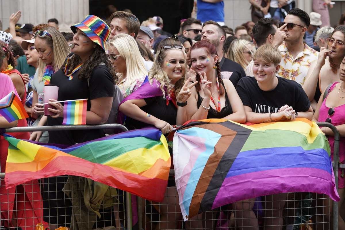  Multidão colorida lota parada do Orgulho LGBTQIA+ em Londres 