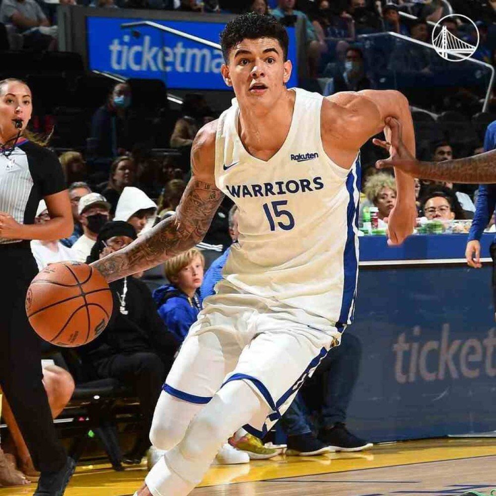 Gui Santos em lance da estreia no Golden State Warriors: Stephen Curry estava com o filho na Oakland Arena 