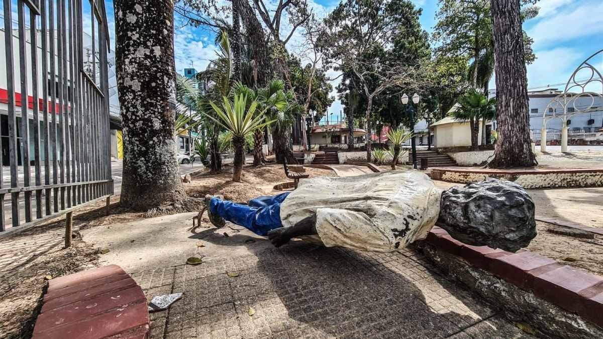 Estátua de Chico Mendes é alvo de vandalismo no Acre