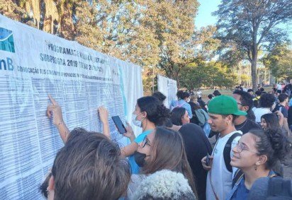 Candidatos checam o nome no listão de aprovados -  (crédito: Diogo Albuquerque)