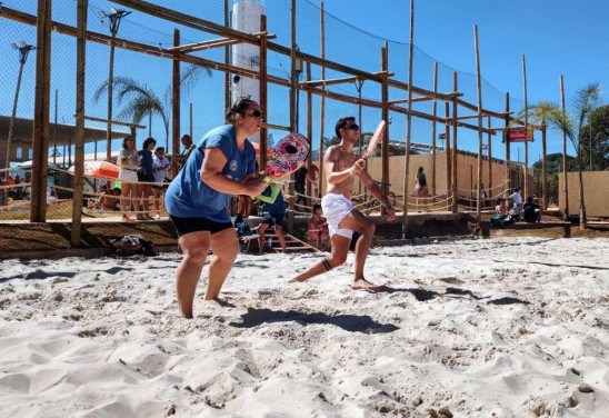 Beach Tennis é uma das atrações que movimentam o festival Na Praia