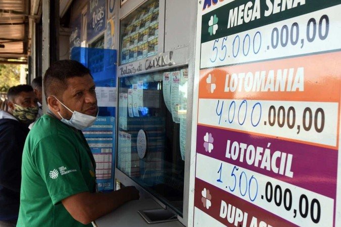  04/07/2022. Crédito: Ed Alves/CB/D.A Press. Brasil. Brasília - DF. Cidades. Mega Sena acumula e próximo concurso deve pagar R$ 55 milhões. Na foto, Denis Araujo. 