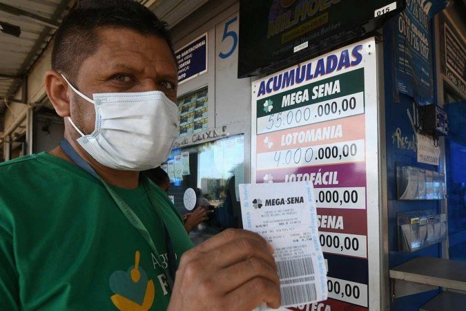  04/07/2022. Crédito: Ed Alves/CB/D.A Press. Brasil. Brasília - DF. Cidades. Mega Sena acumula e próximo concurso deve pagar R$ 55 milhões. Na foto, Denis Araujo. 