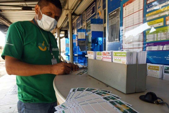  04/07/2022. Crédito: Ed Alves/CB/D.A Press. Brasil. Brasília - DF. Cidades. Mega Sena acumula e próximo concurso deve pagar R$ 55 milhões. Na foto, Denis Araujo. 
