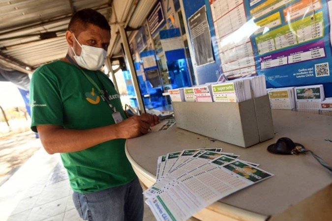  04/07/2022. Crédito: Ed Alves/CB/D.A Press. Brasil. Brasília - DF. Cidades. Mega Sena acumula e próximo concurso deve pagar R$ 55 milhões. Na foto, Denis Araujo. 