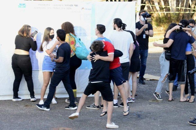 Recém-aprovados e veteranos comemoraram como manda o protocolo: com tinta, farinha, gritaria, música, cartazes e, novamente, calor humano 
