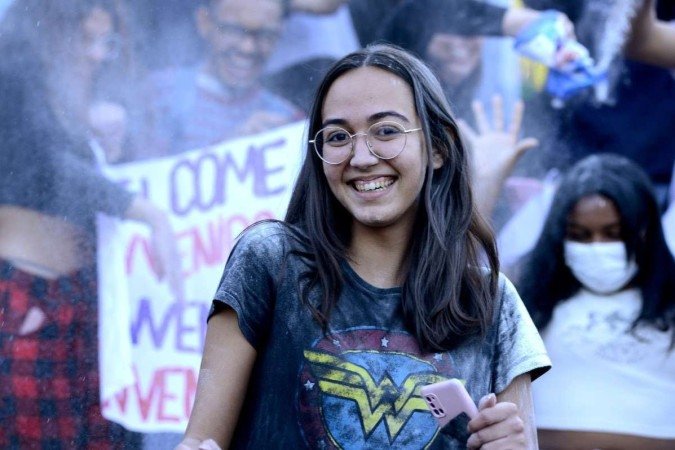  04/07/2022. Crédito: Carlos Vieira/CB/D.A Press. Brasil, Brasilia - DF. Cidades. Aprovados comemoram aprovação do PAS, na Universidade de Brasília (UnB). Na foto, a estudante Sofia Coelho.
