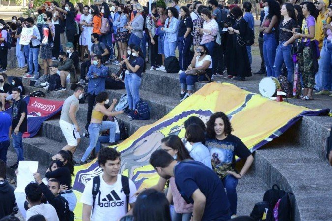 Aprovada em arquitetura, Bruna comemora o resultado do esforço 
e da dedicação aos estudos 