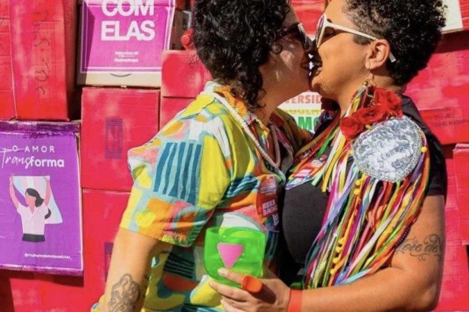  03/07/2022. Crédito: Instagram/Reprodução. Cidades. Pré-candidata ao governo do DF Keka Bagno (PSol) com a mulher, Mariana Ferreira.