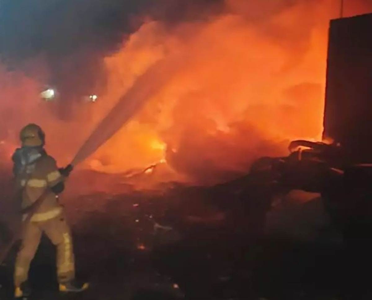 Bombeiros impedem que incêndio destrua casas e galpão de reciclagem