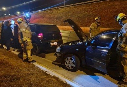 Corpo de Bombeiros atende a colisão causada por racha na Epia Sul, na noite de domingo (3/7) - (crédito: CBMDF/Divulgação) Corpo de Bombeiros atende a colisão causada por racha na Epia Sul, na noite de domingo (3/7) - (crédito: CBMDF/Divulgação)