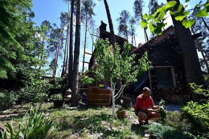 Ievgen visita as propriedades que estão sob sua responsabilidade e faz isso voluntariamente. - (crédito: MIGUEL MEDINA / AFP) Ievgen visita as propriedades que estão sob sua responsabilidade e faz isso voluntariamente. - (crédito: MIGUEL MEDINA / AFP)