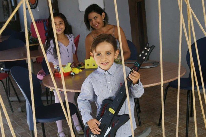 A empresária Cristiane de Sousa, 40 anos, com os filhos filhos Lucas, 7, e Letícia, 6, na Colônia de Férias "A Arte de Viver", em Águas Claras