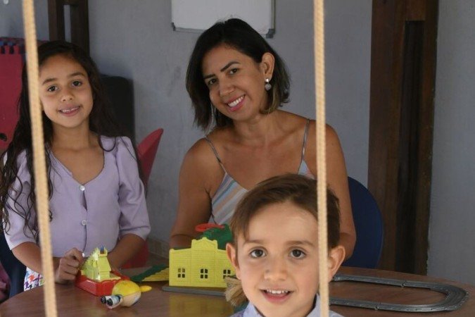 A empresária Cristiane de Sousa, 40 anos, com os filhos filhos Lucas, 7, e Letícia, 6, na Colônia de Férias "A Arte de Viver", em Águas Claras