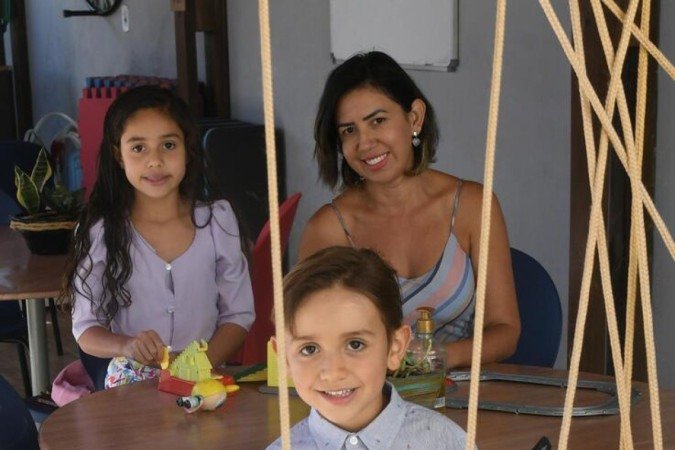  05/07/2022. Cr..dito: Ed Alves/CB/D.A Press. Brasil. Bras..lia - DF. Cidades. Colonia de Ferais. na foto Cristiane de Sousa, seu filhos Lucas e Leticia. 
    