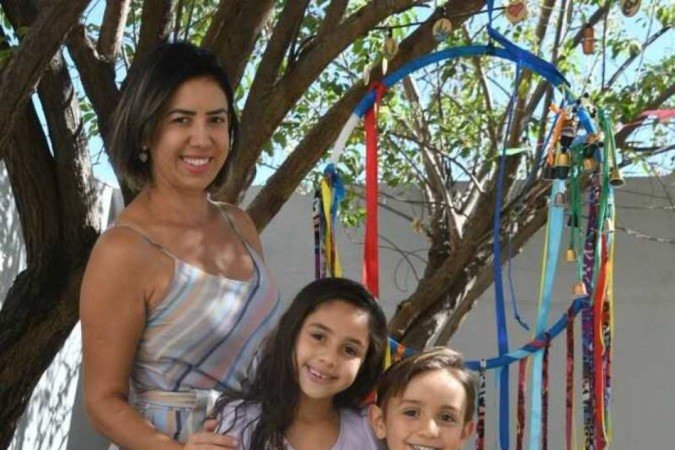 A empresária Cristiane de Sousa, 40 anos, com os filhos filhos Lucas, 7, e Letícia, 6, na Colônia de Férias "A Arte de Viver", em Águas Claras