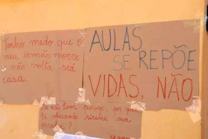 Cartazes feitos pelos alunos da escola