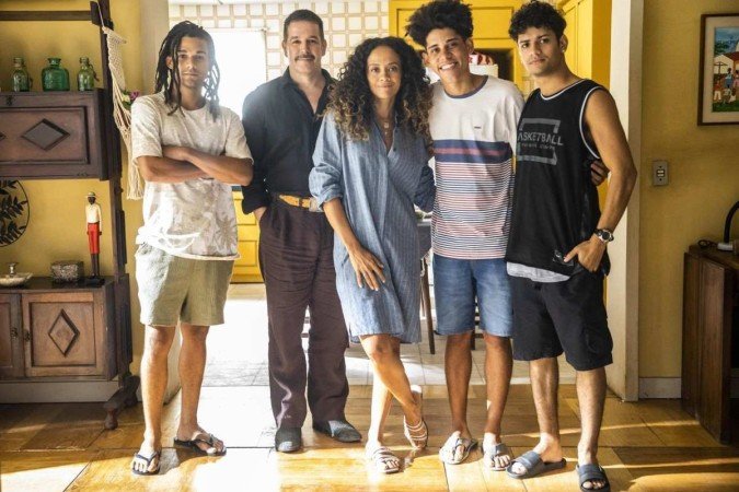 Marcelo (Lucas Leto), Tenório (Murilo Benício), Zuleica (Aline Borges), Roberto 
(Caue Campos) e Renato (Gabriel Santana): personagens da novela Pantanal
