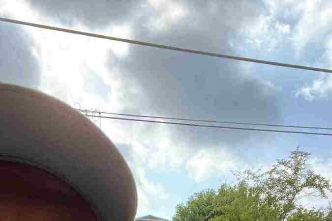 Gio Montenegro diante da casa onde vivia o atirador, em Highwood