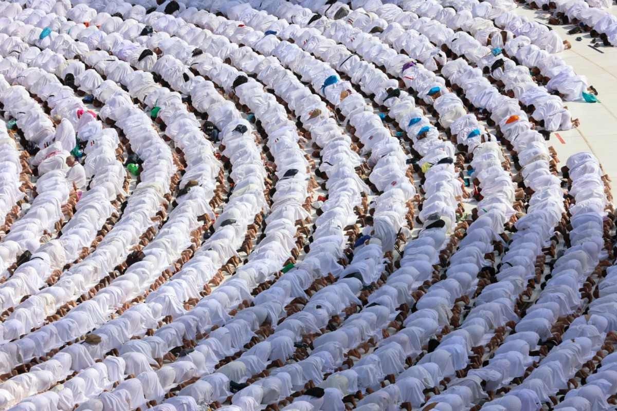 Peregrinos sem máscara iniciam o maior hajj em tempos de covid-19