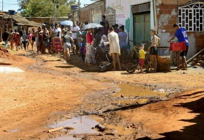 Fila à espera de doação de cesta básica  -  (crédito: Fotos: Marcelo Ferreira CB/D.A.Press     ) -Fila à espera de doação de cesta básica  -  (crédito: Fotos: Marcelo Ferreira CB/D.A.Press     )