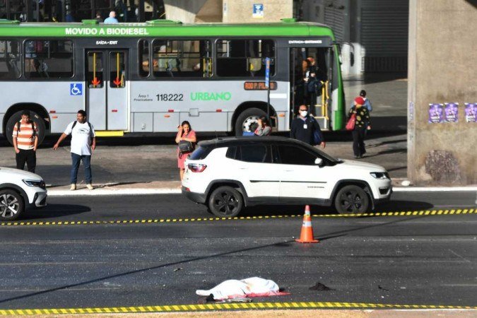  06/07/2022. Crédito: Ed Alves/CB/D.A Press. Brasil. Brasília - DF. Cidades. Carro invade parada de ônibus na Plataforma superior da Rodoviária, uma mulher morreu.