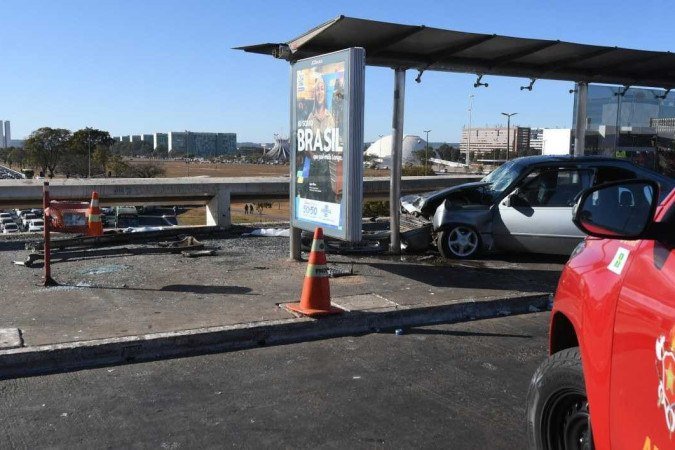  06/07/2022. Crédito: Ed Alves/CB/D.A Press. Brasil. Brasília - DF. Cidades. Carro invade parada de ônibus na Plataforma superior da Rodoviária, uma mulher morreu.