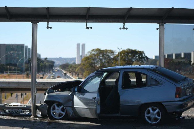 Motorista perdeu o controle do carro e atingiu cinco pessoas em parada na plataforma superior da Rodoviária - (crédito: Ed Alves/CB) Motorista perdeu o controle do carro e atingiu cinco pessoas em parada na plataforma superior da Rodoviária - (crédito: Ed Alves/CB)