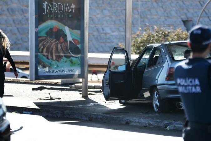  06/07/2022. Crédito: Ed Alves/CB/D.A Press. Brasil. Brasília - DF. Cidades. Carro invade parada de ônibus na Plataforma superior da Rodoviária, uma mulher morreu.