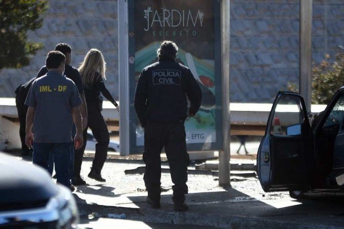  06/07/2022. Crédito: Ed Alves/CB/D.A Press. Brasil. Brasília - DF. Cidades. Carro invade parada de ônibus na Plataforma superior da Rodoviária, uma mulher morreu.