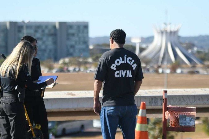  06/07/2022. Crédito: Ed Alves/CB/D.A Press. Brasil. Brasília - DF. Cidades. Carro invade parada de ônibus na Plataforma superior da Rodoviária, uma mulher morreu.