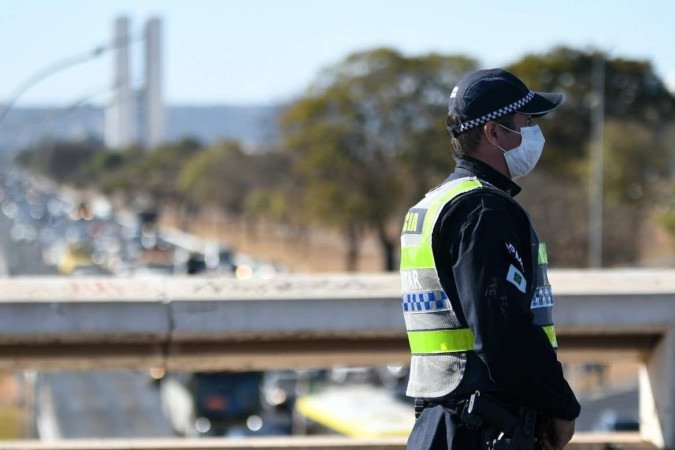  06/07/2022. Crédito: Ed Alves/CB/D.A Press. Brasil. Brasília - DF. Cidades. Carro invade parada de ônibus na Plataforma superior da Rodoviária, uma mulher morreu.