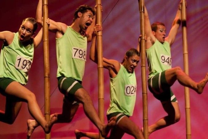 Montagem Ultrapassa!, uma representação dinâmica dos esportes, também da Cia Nós No Bambu