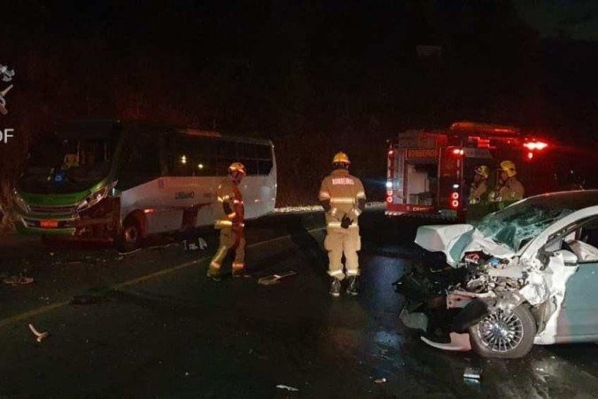 Micro-ônibus e carro de eio colidem de frente na barragem do Lago Paranoá - (crédito: CBMDF) Micro-ônibus e carro de eio colidem de frente na barragem do Lago Paranoá - (crédito: CBMDF)