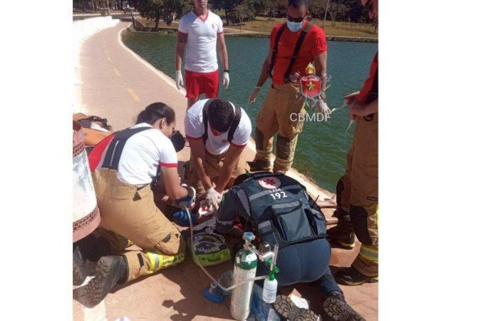 Equipes dos Bombeiros e do Samu tentaram reanimar a vítima por cerca de 45 minutos. - (crédito: Divulgação/CBMDF) Equipes dos Bombeiros e do Samu tentaram reanimar a vítima por cerca de 45 minutos. - (crédito: Divulgação/CBMDF)